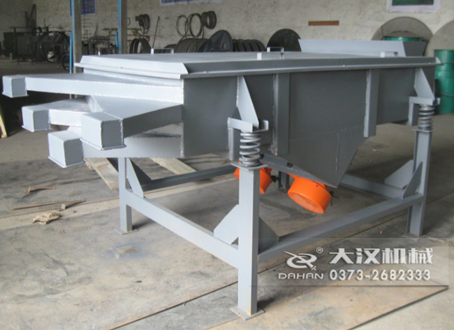 525型直線振動(dòng)篩采用碳鋼材質(zhì),有四個(gè)出料口可同時(shí)篩出5種不同的物料等級(jí)。